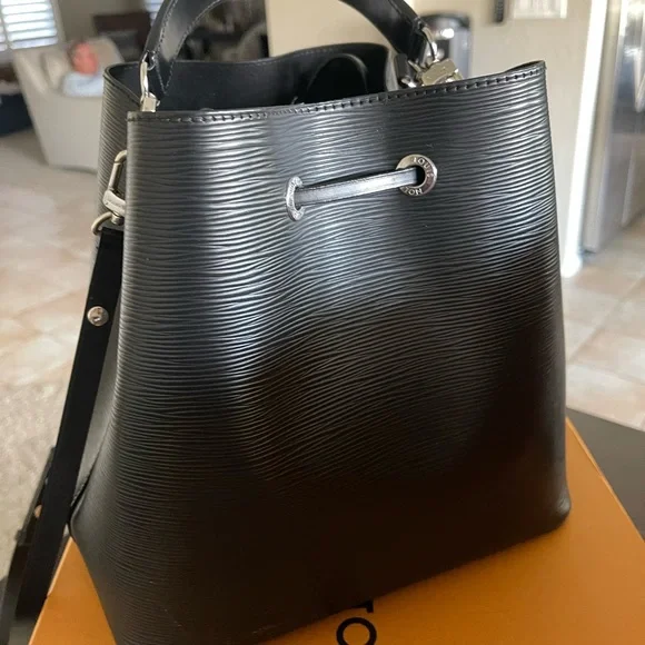 Louis Vuitton. Blk NeoNoe MM Epi. Mint, original box, - Picture 9 of 16